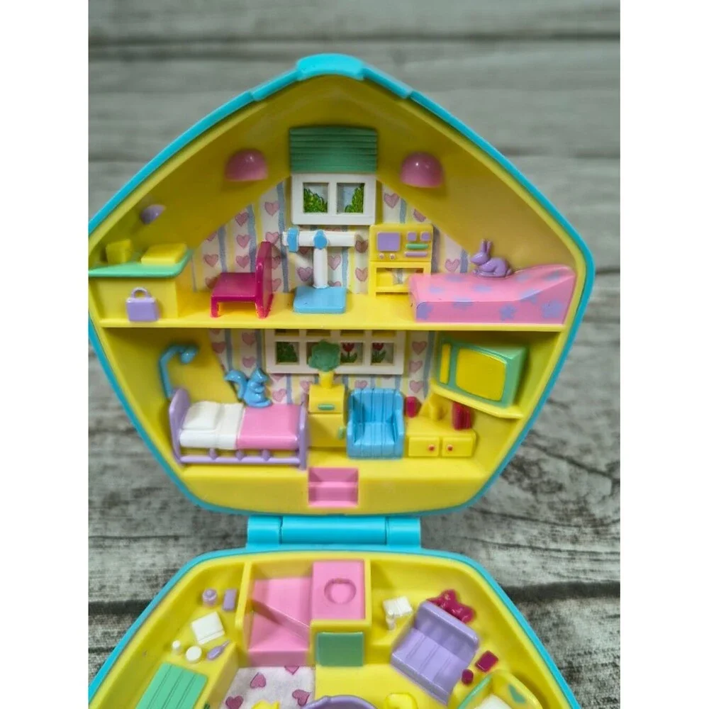 1992 Bluebird Polly Pocket Polly in the Nursery Baby Care Center